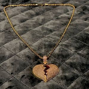 18k Gold plated 24 “ stainless rope chain Broken heart 💔 pendant. Never worn.